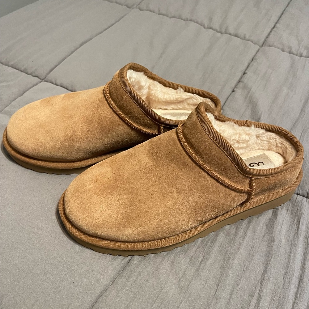 UGG SLIPPERS - LIKE NEW